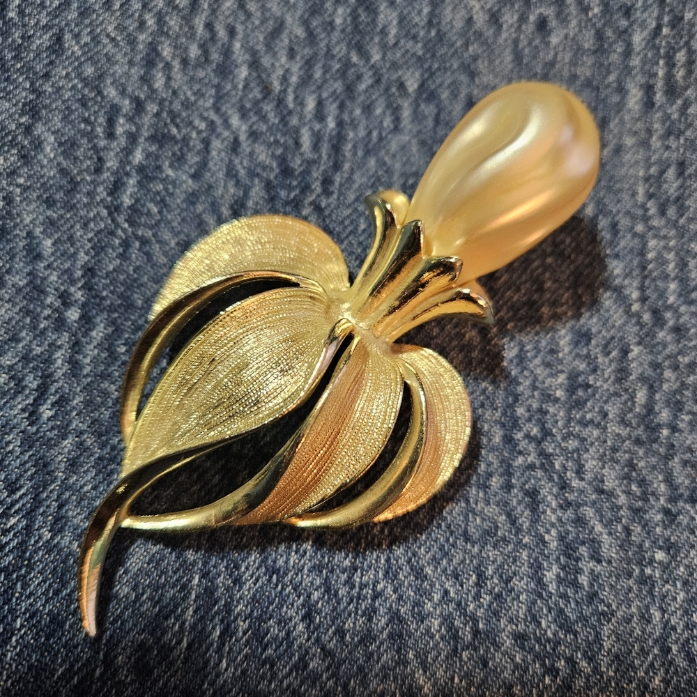 Vintage Fantasy Sarah Coventry Large Faux Pearl Goldtone Flower Pin Brooch